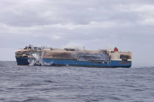 Ang barkong may dalang mga mamahaling sasakyan ay nasusunog at naaanod sa gitna ng Karagatang Atlantiko barkong may dalang mga mamahaling sasakyan ay nasusunog at naaanod sa gitna ng karagatang atlantic