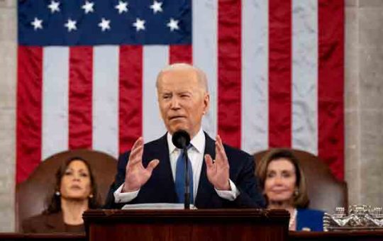 Kumpas ang Pangulo ng US na si Joe Biden habang ibinibigay niya ang kanyang unang State of the Union address sa US Capitol sa Washington, DC, noong Marso 1, 2022. -AFP