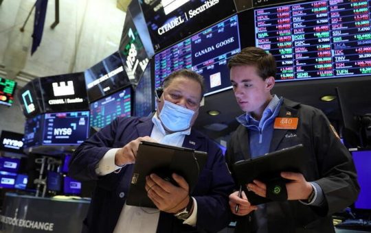 Bumagsak ang Wall Street dahil sa tumataas na krudo at bumabagsak na mega-cap stock