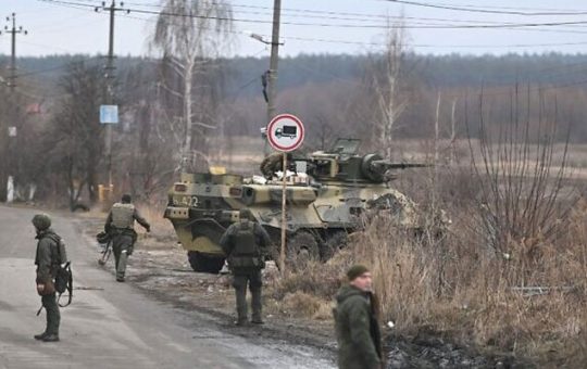 Nakatayo ang mga sundalong Ukrainian malapit sa isang BTR-3 sa hilagang-kanluran ng Kyiv, noong Pebrero 24, 2022. Larawan: AFP