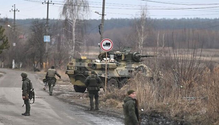 Nakatayo ang mga sundalong Ukrainian malapit sa isang BTR-3 sa hilagang-kanluran ng Kyiv, noong Pebrero 24, 2022. Larawan: AFP