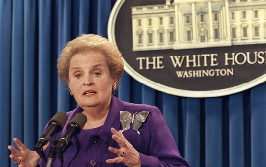 Sa file na larawang ito na kinunan noong Setyembre 28, 1998, ang Kalihim ng Estado ng US na si Madeleine Albright ay nakipag-usap sa mga mamamahayag sa isang press conference sa White House sa Washington, DC.  -AFP