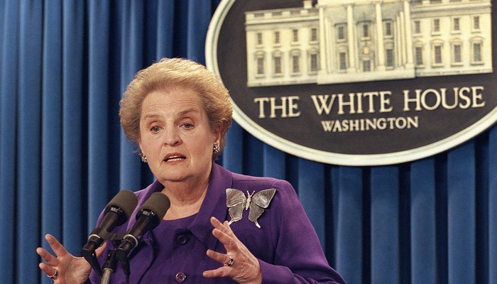 Sa file na larawang ito na kinunan noong Setyembre 28, 1998, ang Kalihim ng Estado ng US na si Madeleine Albright ay nakipag-usap sa mga mamamahayag sa isang press conference sa White House sa Washington, DC.  -AFP