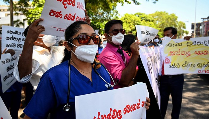 Ang mga miyembro ng Government Medical Officers Association ay may hawak na mga placard sa isang tahimik na demonstrasyon laban sa Sri Lanka na lumalalim na krisis sa ekonomiya sa Colombo noong Abril 6, 2022. — AFP