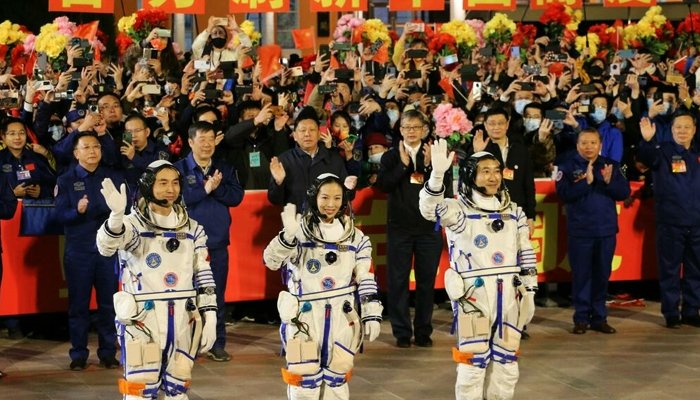 Ang mga astronaut na sina Ye Guangfu, Wang Yaping at Zhai Zhigang, ay kumaway sa isang seremonya ng pag-alis bago ang kanilang paglulunsad sa Shenzhou 13 spacecraft noong Oktubre 2021. — AFP/File