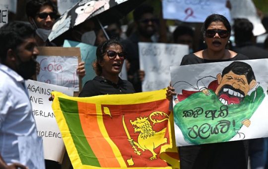 May hawak na mga banner at placard ang mga nagprotesta sa panahon ng demonstrasyon laban sa pagtaas ng presyo at kakulangan ng gasolina at iba pang mahahalagang bilihin sa Colombo noong Abril 4, 2022. — AFP