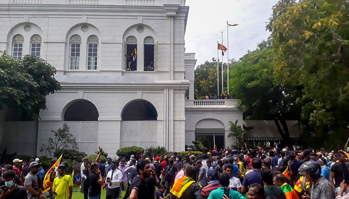 Nagtipon ang mga nagpoprotesta sa loob ng compound ng Presidential Palace ng Sri Lanka sa Colombo noong Hulyo 9, 2022. -AFP