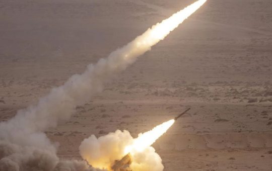 Ang mga rocket mula sa isang US M142 High Mobility Artillery Rocket System (HIMARS) ay nagpaputok sa panahon ng mga pagsasanay militar sa Morocco.  Larawan: AFP