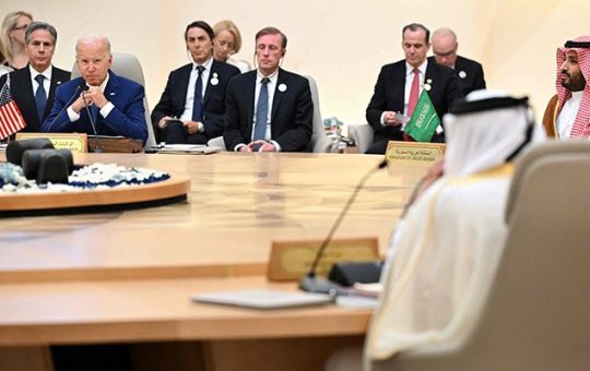 Nagsusulat si US President Joe Biden habang naghahain ng kape ang isang usher sa Jeddah Security and Development Summit (GCC+3) sa isang hotel sa Red Sea coastal city ng Jeddah ng Saudi Arabia noong Hulyo 16, 2022. — AFP