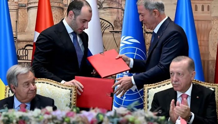 Dumalo sa seremonya ng lagda ang UN Secretary General Antonio Guterres (L) at Turkish President Recep Tayyip Erdogan (R).  Larawan: AFP