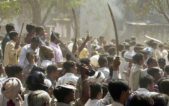 Ang mga right-winger ng Hindu ay makikitang nagmamartsa na may mga espada sa panahon ng kaguluhan sa Gujarat noong 2002. — AFP/File