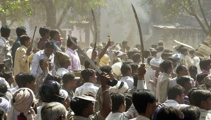 Ang mga right-winger ng Hindu ay makikitang nagmamartsa na may mga espada sa panahon ng kaguluhan sa Gujarat noong 2002. — AFP/File