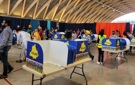 Dumating ang mga miyembro ng komunidad ng Sikh sa isang sentro ng pagboto para sa Khalistan Referendum.  — Larawan ng may-akda