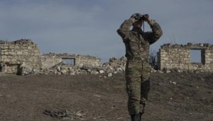 Isang etnikong sundalong Armenian ang tumitingin sa mga binocular malapit sa nayon ng Taghavard sa rehiyon ng Nagorno-Karabakh, noong Enero 11, 2021. File
