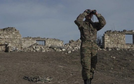 Isang etnikong sundalong Armenian ang tumitingin sa mga binocular malapit sa nayon ng Taghavard sa rehiyon ng Nagorno-Karabakh, noong Enero 11, 2021. File