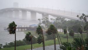 Umiihip ang hangin sa John Ringling Causeway habang ang Hurricane Ian ay humahampas sa timog noong Setyembre 28, 2022 sa Sarasota, Florida.  — AFP