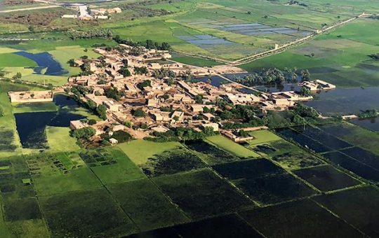Ang aerial picture na ito ay nagpapakita ng isang binahang lugar sa labas ng Sukkur, Sindh province, noong Setyembre 10, 2022.