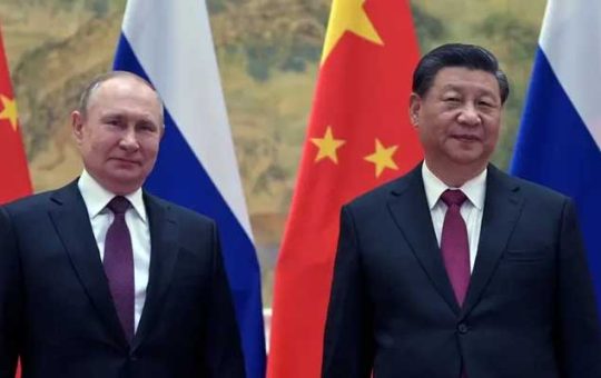 Nag-pose sina Russian President Vladimir Putin (L) at Chinese President Xi Jinping sa kanilang pagpupulong sa Beijing, February 4, 2022. — AFP
