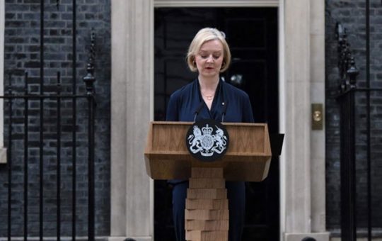 Nag-react ang Punong Ministro ng Britain na si Liz Truss habang nagbibigay siya ng talumpati sa labas ng 10 Downing Street sa gitnang London noong Oktubre 20, 2022 upang ipahayag ang kanyang pagbibitiw.  — AFP/File