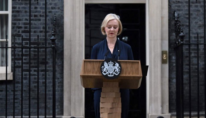 Nag-react ang Punong Ministro ng Britain na si Liz Truss habang nagbibigay siya ng talumpati sa labas ng 10 Downing Street sa gitnang London noong Oktubre 20, 2022 upang ipahayag ang kanyang pagbibitiw.  — AFP/File