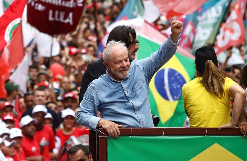 Ang mga nahahati na Brazilian ay pumunta sa mga botohan upang pumili sa pagitan ng Bolsonaro at Lula