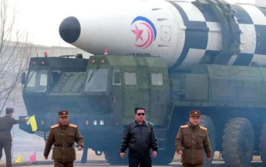 Ang pinuno ng North Korea na si Kim Jong Un (C) ay naglalakad malapit sa sinasabi ng state media report na isang bagong uri ng inter-continental ballistic missile.— AFP/file