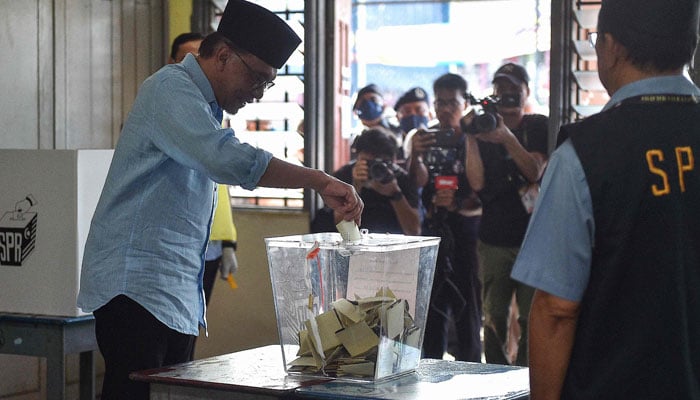 Ang pinuno ng oposisyon ng Malaysia na si Anwar Ibrahim, chairman ng Pakatan Harapan (Alliance of Hope), ay bumoto sa isang istasyon ng botohan sa panahon ng pangkalahatang halalan sa Permatang Pauh, Malaysias Penang state, noong Nobyembre 19, 2022. — AFP/File