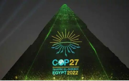 Ang isang handout na larawan na inilabas ng Egyptian Presidency ng 27th UN Climate Change Conference ay nagpapakita ng pag-iilaw ng Khafre Pyramid, isa sa tatlong sinaunang pyramids ng Giza, noong Nobyembre 5, 2022.— AFP