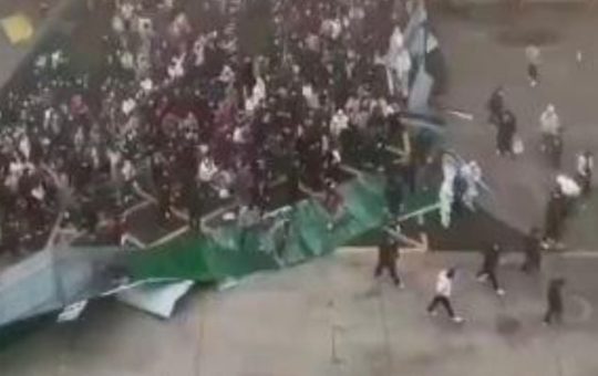 Ang mga marahas na protesta ay sumiklab sa paligid ng Foxconns malawak na pabrika ng iPhone sa gitnang Tsina.— Screengrab sa pamamagitan ng Twitter