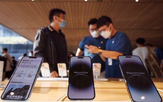 Nagbabala ang Apple na ang mga pagpapadala ng iPhone ay maaapektuhan ng mga paghihigpit ng COVID sa China