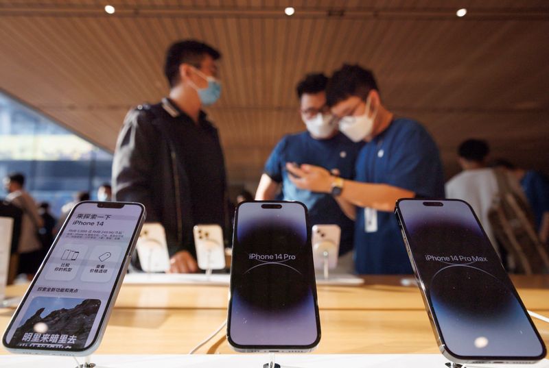 Nagbabala ang Apple na ang mga pagpapadala ng iPhone ay maaapektuhan ng mga paghihigpit ng COVID sa China