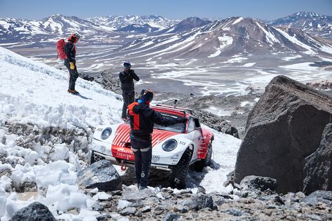 porsche 911 prototype testing sa gilid ng bulkan