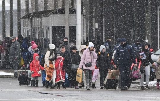 Mga refugee na nagmumula sa Ukraine sa hangganan ng Ukrainian-Romanian sa Siret huling bahagi ng Pebrero 2022.— AFP
