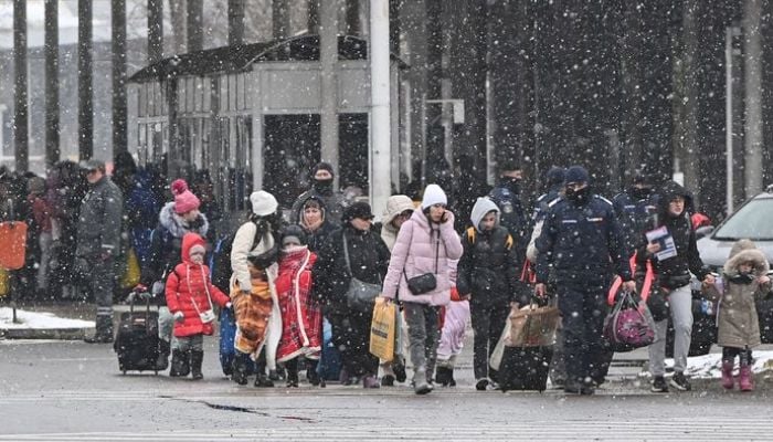 Mga refugee na nagmumula sa Ukraine sa hangganan ng Ukrainian-Romanian sa Siret huling bahagi ng Pebrero 2022.— AFP