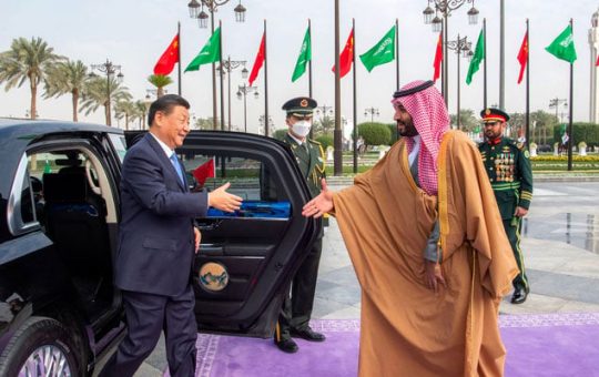 Ang handout na larawang ito na ibinigay ng Saudi Royal Palace ay nagpapakita ng Saudi Crown Prince na si Mohammed bin Salman na tinatanggap si Chinese President Xi Jinping sa kabisera ng Riyadh, noong Disyembre 8, 2022. — AFP