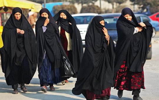 Ang mga babaeng Afghan na nakasuot ng burqa ay naglalakad sa isang kalye sa Kabul noong Disyembre 28, 2022. — AFP