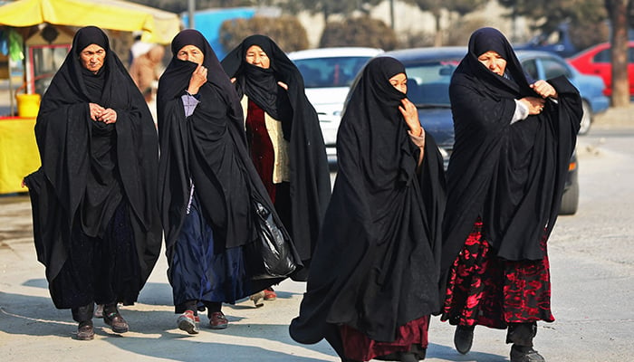 Ang mga babaeng Afghan na nakasuot ng burqa ay naglalakad sa isang kalye sa Kabul noong Disyembre 28, 2022. — AFP