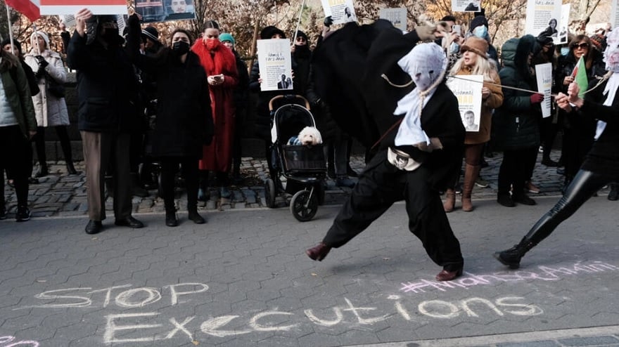 Nag-demonstrate ang mga tao sa labas ng paninirahan ng mga diplomat ng Iran sa New York pagkatapos ng pagpatay sa mga nagprotesta.— AFP