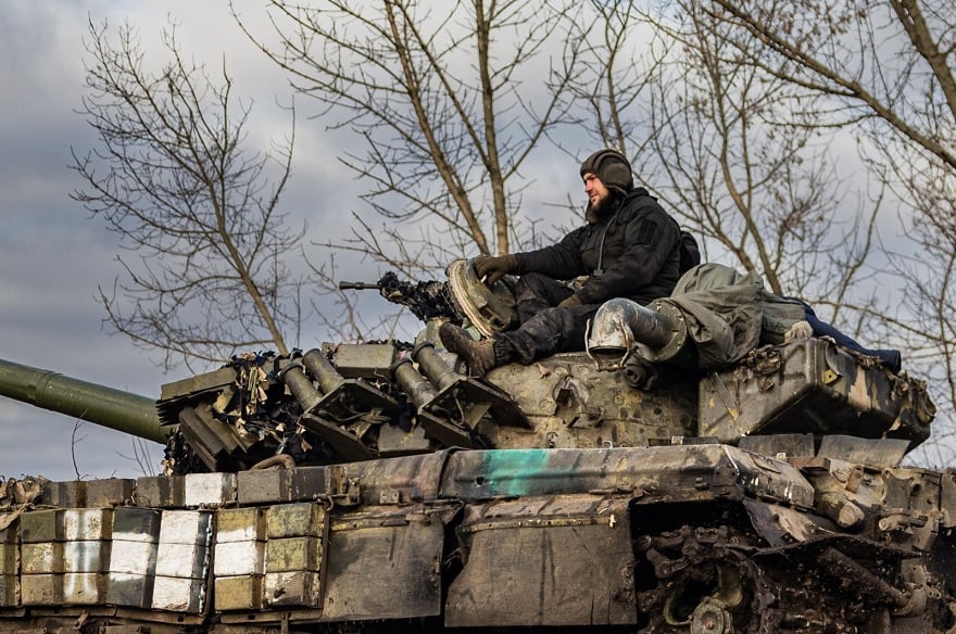 Isang Ukrainian na sundalo ang nakaupo sa isang T-72 tank malapit sa Bakhmut, eastern Ukraine, Dis. 22, 2022.— AFP