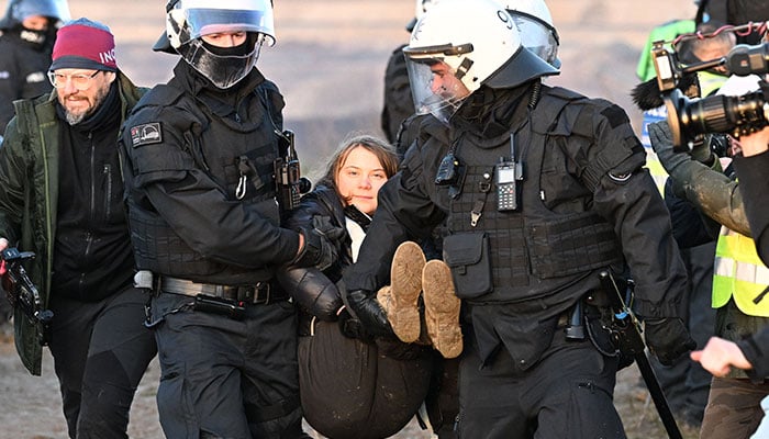 Dinala ng mga pulis ang Swedish climate activist na si Greta Thunberg (C) mula sa isang grupo ng mga demonstrador at aktibista sa Erkelenz, kanlurang Germany, noong Enero 17, 2023. — AFP