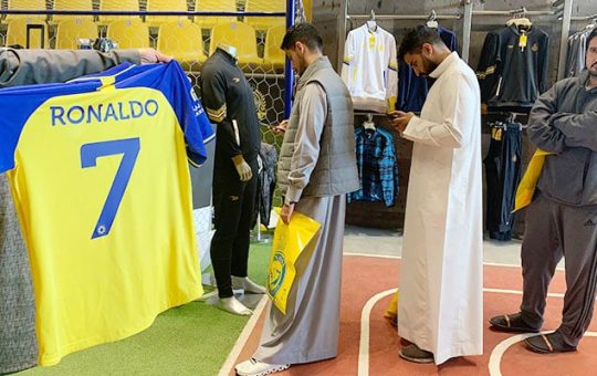 Isang fan ang may hawak na T-shirt na may pangalang Ronaldo at number 7, sa Saudi Al Nassr FC shop sa Saudi capital Ryadh, noong Disyembre 31, 2022. — AFP