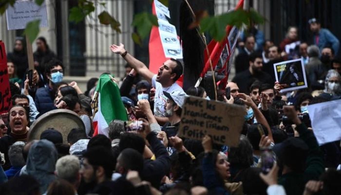 Nakibahagi ang mga tao sa isang demonstrasyon bilang suporta sa mga Iranian protesters sa Paris, noong Setyembre 25, 2022.— AFP