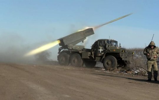 Napalingon ang isang miyembro ng militar ng Ukraine habang pinaputok ang isang BM-21 Grad 122mm rocket launcher sa labas ng Soledar, Ukraine, noong Miyerkules.— AFP