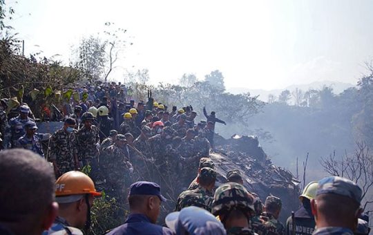 Nagtipon ang mga rescuer sa lugar ng pagbagsak ng eroplano sa Pokhara noong Enero 15, 2023. — AFP