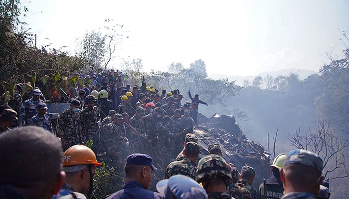 Nagtipon ang mga rescuer sa lugar ng pagbagsak ng eroplano sa Pokhara noong Enero 15, 2023. — AFP