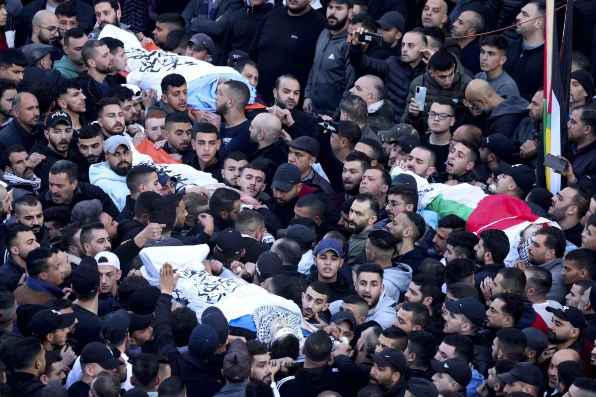 Dinadala ng mga nagdadalamhati ang mga bangkay ng mga Palestinian na martir sa isang pagsalakay ng mga puwersa ng Israel sa nasakop na lungsod ng Nablus sa West Bank.— AFP