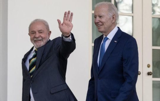 Magkasamang naglalakad sina US President Joe Biden at Brazilian President Luiz Inacio Lula da Silva sa kahabaan ng Rose Garden colonnade sa White House sa Washington, DC, Pebrero 10, 2023.— AFP