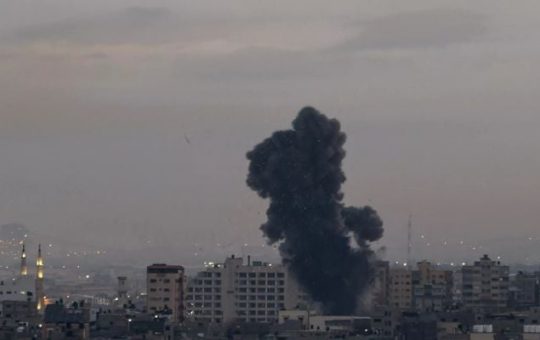 Umakyat ang usok sa itaas ng mga gusali sa Gaza City habang ang Israel ay naglunsad ng mga air strike noong unang bahagi ng Pebrero 23, 2023.— AFP