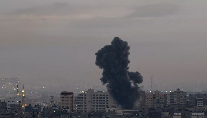 Umakyat ang usok sa itaas ng mga gusali sa Gaza City habang ang Israel ay naglunsad ng mga air strike noong unang bahagi ng Pebrero 23, 2023.— AFP