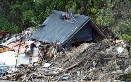 Isang pangkalahatang tanawin ng isang nasirang bahay matapos ang isang bagyo na humagupit sa Titirangi, isang suburb ng New Zealands West Auckland area, noong Pebrero 13, 2023.— AFP